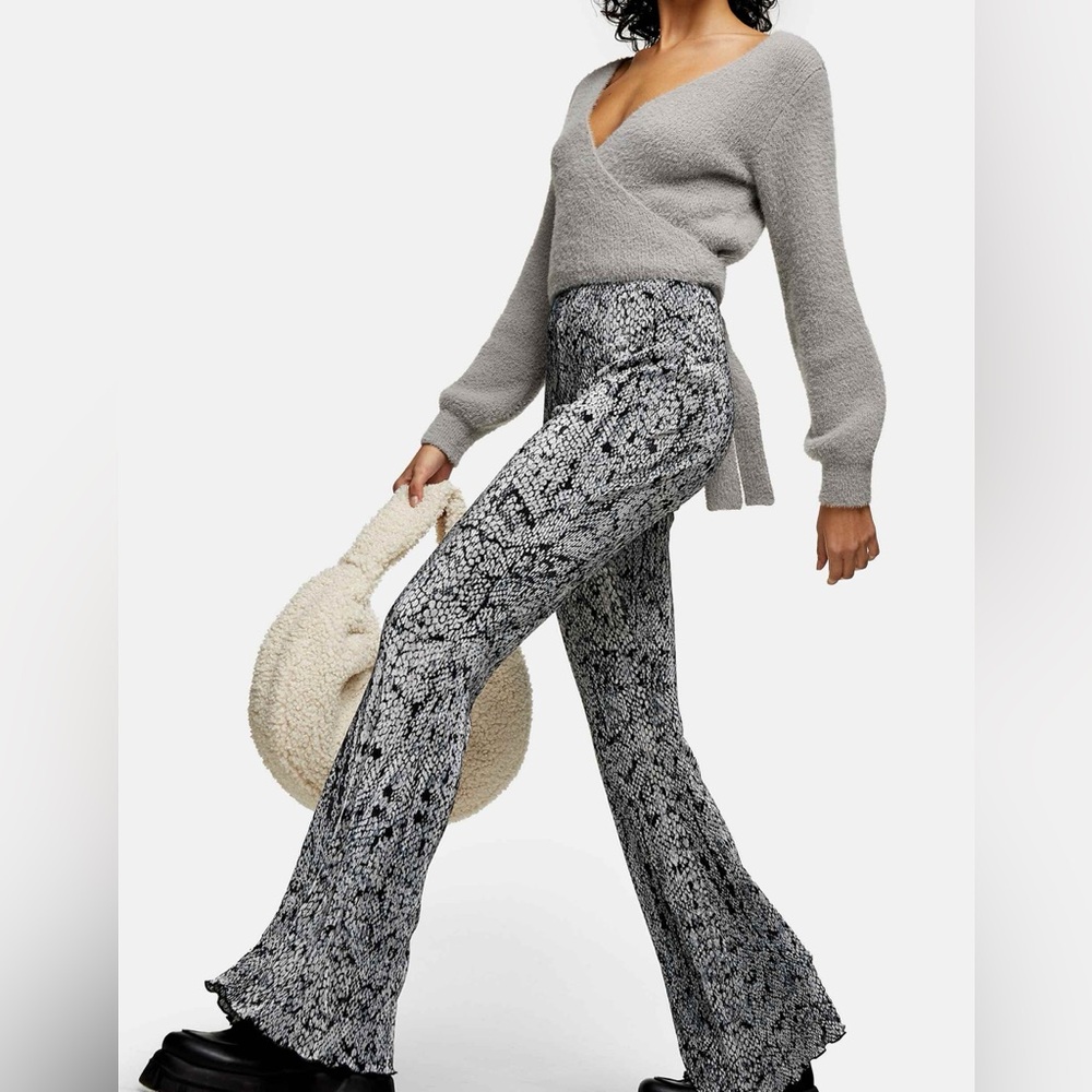 ◾️Topshop Snake Print Plisse Flared Pants